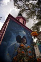 El panteón municipal de la ciudad de San Cristóbal de las Casas ofrece un recorrido por la historia del estado de Chiapas en su arquitectura y en los mausoleos que se encuentran en este lugar.