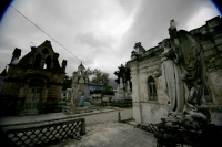 El panteón municipal de la ciudad de San Cristóbal de las Casas ofrece un recorrido por la historia del estado de Chiapas en su arquitectura y en los mausoleos que se encuentran en este lugar.