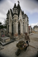 El panteón municipal de la ciudad de San Cristóbal de las Casas ofrece un recorrido por la historia del estado de Chiapas en su arquitectura y en los mausoleos que se encuentran en este lugar.