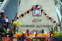 Lunes 31 de octubre. Los mercados y panteones se llenan de colores y de tradición.