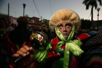 Miércoles 19 de enero. Los Parachicos llegan a bailar en las tumbas de los patrones fallecidos durante las festividades de la fiesta grande de enero.