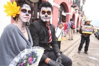Jueves 1 de noviembre del 2012. San Cristóbal de las Casas. Algunos jóvenes coletos se visten con disfraces durante estas fechas celebrando los días festivos dedicados a los muertos.