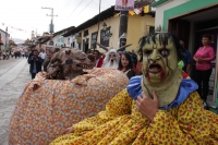 Jueves 22 de septiembre del 2016. San Cristóbal de las Casas. Los pintorescos personajes que en procesión acompañan a la virgen de la Merced por las calles durante el anuncio de las fiestas patronales llenado de colorido  esta colonial ciudad del sureste 
