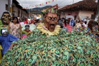 Jueves 22 de septiembre del 2016. San Cristóbal de las Casas. Los pintorescos personajes que en procesión acompañan a la virgen de la Merced por las calles durante el anuncio de las fiestas patronales llenado de colorido  esta colonial ciudad del sureste 