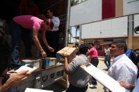 Miércoles 6 de junio del 2012. Tuxtla Gutiérrez, Chiapas. La paqueterÃa electoral para las próximas elecciones estatales en Chiapas, llega este medio dÃa a las instalaciones del IX distrito electoral en la ciudad de Tuxtla Gutiérrez. Miércoles 6 de junio del 2012. Tuxtla Gutiérrez, Chiapas. La paqueterÃa electoral para las próximas elecciones estatales en Chiapas, llega este medio dÃa a las instalaciones del IX distrito electoral en la ciudad de Tuxtla Gutiérrez.