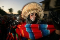 Lunes 17 de enero. Las celebraciones de los Parachicos continúan este día en honor a San Antón o San Antonio Abad continúan en las calles de Chiapa de Corzo donde se siguen congregando los danzantes tradicionales y cientos de turistas que visitan esta col