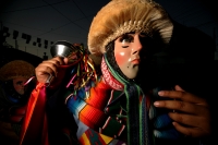 Lunes 17 de enero. Las celebraciones de los Parachicos continúan este día en honor a San Antón o San Antonio Abad continúan en las calles de Chiapa de Corzo donde se siguen congregando los danzantes tradicionales y cientos de turistas que visitan esta col