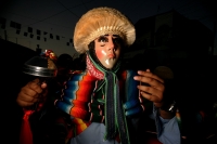 Lunes 17 de enero. Las celebraciones de los Parachicos continúan este día en honor a San Antón o San Antonio Abad continúan en las calles de Chiapa de Corzo donde se siguen congregando los danzantes tradicionales y cientos de turistas que visitan esta col