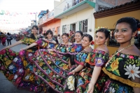 Lunes 17 de enero. Las celebraciones de los Parachicos continúan este día en honor a San Antón o San Antonio Abad continúan en las calles de Chiapa de Corzo donde se siguen congregando los danzantes tradicionales y cientos de turistas que visitan esta col