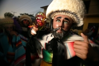 Lunes 17 de enero. Las celebraciones de los Parachicos continúan este día en honor a San Antón o San Antonio Abad continúan en las calles de Chiapa de Corzo donde se siguen congregando los danzantes tradicionales y cientos de turistas que visitan esta col
