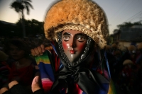 Lunes 17 de enero. Las celebraciones de los Parachicos continúan este día en honor a San Antón o San Antonio Abad continúan en las calles de Chiapa de Corzo donde se siguen congregando los danzantes tradicionales y cientos de turistas que visitan esta col