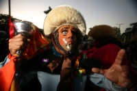 Lunes 17 de enero. Las celebraciones de los Parachicos continúan este día en honor a San Antón o San Antonio Abad continúan en las calles de Chiapa de Corzo donde se siguen congregando los danzantes tradicionales y cientos de turistas que visitan esta col