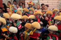 Jueves 4 de enero del 2018. Chiapa de Corzo. La Misa del Niño Parachico.  Rubisel Gómez Nigenda, El Patrón de los Parachicos acompaña esta mañana a los niños de esta comunidad quienes vestidos con los trajes tradicionales recorren las calles para re