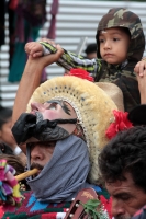 Jueves 4 de enero del 2018. Chiapa de Corzo. La Misa del Niño Parachico.  Rubisel Gómez Nigenda, El Patrón de los Parachicos acompaña esta mañana a los niños de esta comunidad quienes vestidos con los trajes tradicionales recorren las calles para re