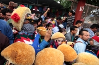 Jueves 4 de enero del 2018. Chiapa de Corzo. La Misa del Niño Parachico.  Rubisel Gómez Nigenda, El Patrón de los Parachicos acompaña esta mañana a los niños de esta comunidad quienes vestidos con los trajes tradicionales recorren las calles para re