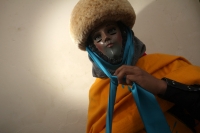 Jueves 15 de enero del 2015. Chiapa de Corzo. La Danza de los Parachicos. Los grupos de danzantes visten una máscara de madera, zarape, chin-chin  y chalinas adornadas de motivos religiosos o florales y recorren las iglesias, ermitas y calles donde los sa