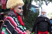 Jueves 15 de enero del 2015. Chiapa de Corzo. La Danza de los Parachicos. Los grupos de danzantes visten una máscara de madera, zarape, chin-chin  y chalinas adornadas de motivos religiosos o florales y recorren las iglesias, ermitas y calles donde los sa