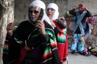 Jueves 15 de enero del 2015. Chiapa de Corzo. La Danza de los Parachicos. Los grupos de danzantes visten una máscara de madera, zarape, chin-chin  y chalinas adornadas de motivos religiosos o florales y recorren las iglesias, ermitas y calles donde los sa