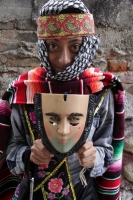 Jueves 15 de enero del 2015. Chiapa de Corzo. La Danza de los Parachicos. Los grupos de danzantes visten una máscara de madera, zarape, chin-chin  y chalinas adornadas de motivos religiosos o florales y recorren las iglesias, ermitas y calles donde los sa