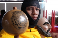 Jueves 15 de enero del 2015. Chiapa de Corzo. La Danza de los Parachicos. Los grupos de danzantes visten una máscara de madera, zarape, chin-chin  y chalinas adornadas de motivos religiosos o florales y recorren las iglesias, ermitas y calles donde los sa