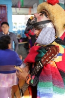 Jueves 15 de enero del 2015. Chiapa de Corzo. La Danza de los Parachicos. Los grupos de danzantes visten una máscara de madera, zarape, chin-chin  y chalinas adornadas de motivos religiosos o florales y recorren las iglesias, ermitas y calles donde los sa