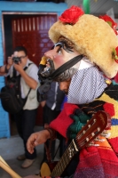 Jueves 15 de enero del 2015. Chiapa de Corzo. La Danza de los Parachicos. Los grupos de danzantes visten una máscara de madera, zarape, chin-chin  y chalinas adornadas de motivos religiosos o florales y recorren las iglesias, ermitas y calles donde los sa