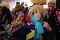 Jueves 15 de enero del 2015. Chiapa de Corzo. La Danza de los Parachicos. Los grupos de danzantes visten una máscara de madera, zarape, chin-chin y chalinas adornadas de motivos religiosos o florales y recorren las iglesias, ermitas y calles donde los sa Jueves 15 de enero del 2015. Chiapa de Corzo. La Danza de los Parachicos. Los grupos de danzantes visten una máscara de madera, zarape, chin-chin y chalinas adornadas de motivos religiosos o florales y recorren las iglesias, ermitas y calles donde los sa