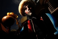 Jueves 15 de enero del 2015. Chiapa de Corzo. La Danza de los Parachicos. Los grupos de danzantes visten una máscara de madera, zarape, chin-chin  y chalinas adornadas de motivos religiosos o florales y recorren las iglesias, ermitas y calles donde los sa