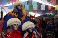 Jueves 15 de enero del 2015. Chiapa de Corzo. La Danza de los Parachicos. Los grupos de danzantes visten una máscara de madera, zarape, chin-chin  y chalinas adornadas de motivos religiosos o florales y recorren las iglesias, ermitas y calles donde los sa