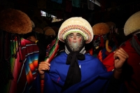 Jueves 15 de enero del 2015. Chiapa de Corzo. La Danza de los Parachicos. Los grupos de danzantes visten una máscara de madera, zarape, chin-chin y chalinas adornadas de motivos religiosos o florales y recorren las iglesias, ermitas y calles donde los sa Jueves 15 de enero del 2015. Chiapa de Corzo. La Danza de los Parachicos. Los grupos de danzantes visten una máscara de madera, zarape, chin-chin y chalinas adornadas de motivos religiosos o florales y recorren las iglesias, ermitas y calles donde los sa