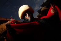 Jueves 15 de enero del 2015. Chiapa de Corzo. La Danza de los Parachicos. Los grupos de danzantes visten una máscara de madera, zarape, chin-chin  y chalinas adornadas de motivos religiosos o florales y recorren las iglesias, ermitas y calles donde los sa