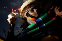 Jueves 15 de enero del 2015. Chiapa de Corzo. La Danza de los Parachicos. Los grupos de danzantes visten una máscara de madera, zarape, chin-chin  y chalinas adornadas de motivos religiosos o florales y recorren las iglesias, ermitas y calles donde los sa