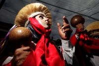 Jueves 15 de enero del 2015. Chiapa de Corzo. La Danza de los Parachicos. Los grupos de danzantes visten una máscara de madera, zarape, chin-chin  y chalinas adornadas de motivos religiosos o florales y recorren las iglesias, ermitas y calles donde los sa
