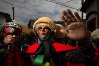 Jueves 15 de enero del 2015. Chiapa de Corzo. La Danza de los Parachicos. Los grupos de danzantes visten una máscara de madera, zarape, chin-chin  y chalinas adornadas de motivos religiosos o florales y recorren las iglesias, ermitas y calles donde los sa