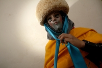 Jueves 15 de enero del 2015. Chiapa de Corzo. La Danza de los Parachicos. Los grupos de danzantes visten una máscara de madera, zarape, chin-chin  y chalinas adornadas de motivos religiosos o florales y recorren las iglesias, ermitas y calles donde los sa