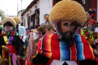 Jueves 15 de enero del 2015. Chiapa de Corzo. La Danza de los Parachicos. Los grupos de danzantes visten una máscara de madera, zarape, chin-chin  y chalinas adornadas de motivos religiosos o florales y recorren las iglesias, ermitas y calles donde los sa