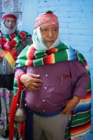 Jueves 15 de enero del 2015. Chiapa de Corzo. La Danza de los Parachicos. Los grupos de danzantes visten una máscara de madera, zarape, chin-chin  y chalinas adornadas de motivos religiosos o florales y recorren las iglesias, ermitas y calles donde los sa