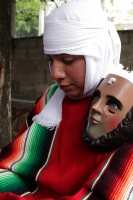 Jueves 15 de enero del 2015. Chiapa de Corzo. La Danza de los Parachicos. Los grupos de danzantes visten una máscara de madera, zarape, chin-chin  y chalinas adornadas de motivos religiosos o florales y recorren las iglesias, ermitas y calles donde los sa