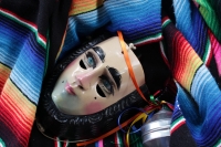 Jueves 15 de enero del 2015. Chiapa de Corzo. La Danza de los Parachicos. Los grupos de danzantes visten una máscara de madera, zarape, chin-chin  y chalinas adornadas de motivos religiosos o florales y recorren las iglesias, ermitas y calles donde los sa