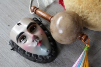 Jueves 15 de enero del 2015. Chiapa de Corzo. La Danza de los Parachicos. Los grupos de danzantes visten una máscara de madera, zarape, chin-chin  y chalinas adornadas de motivos religiosos o florales y recorren las iglesias, ermitas y calles donde los sa