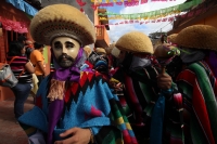 Miércoles 15 de enero del 2014. Chiapa de Corzo. Esta mañana da inicio al tradicional recorrido de Los Parachicos donde estos personajes vestidos con sarapes y mascaras de madera bailan y gritan vivas a los Patronos de esta comunidad de la Ribera del Rio 