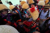 Miércoles 15 de enero del 2014. Chiapa de Corzo. Esta mañana da inicio al tradicional recorrido de Los Parachicos donde estos personajes vestidos con sarapes y mascaras de madera bailan y gritan vivas a los Patronos de esta comunidad de la Ribera del Rio 