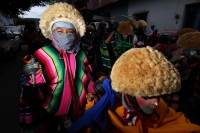 Lunes 26 de diciembre. Parachicos en el Cerrito de Tuxtla.  Tuxtla Gutiérrez, Chiapas. Danzantes bailan y cantan durante las celebraciones de la fiesta del Cerrito en donde la comunidad Zoque de la capital del estado de Chiapas se reúnen durante la última