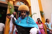 Jueves 16 de agosto del 2012. Tuxtla Gutiérrez, Chiapas Grupos de Parachicos acompañan las enramas y ofrendas que las familias chiapanecas llevan a la Iglesia de San Roque donde esta semana se celebran las fiestas patronales en el centrico barrio de Tuxtl Jueves 16 de agosto del 2012. Tuxtla Gutiérrez, Chiapas Grupos de Parachicos acompañan las enramas y ofrendas que las familias chiapanecas llevan a la Iglesia de San Roque donde esta semana se celebran las fiestas patronales en el centrico barrio de Tuxtl