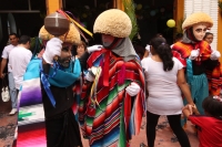 Jueves 16 de agosto del 2012. Tuxtla Gutiérrez, Chiapas Grupos de Parachicos acompañan las enramas y ofrendas que las familias chiapanecas llevan a la Iglesia de San Roque donde esta semana se celebran las fiestas patronales en el centrico barrio de Tuxtl