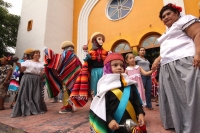 Jueves 16 de agosto del 2012. Tuxtla Gutiérrez, Chiapas Grupos de Parachicos acompañan las enramas y ofrendas que las familias chiapanecas llevan a la Iglesia de San Roque donde esta semana se celebran las fiestas patronales en el centrico barrio de Tuxtl Jueves 16 de agosto del 2012. Tuxtla Gutiérrez, Chiapas Grupos de Parachicos acompañan las enramas y ofrendas que las familias chiapanecas llevan a la Iglesia de San Roque donde esta semana se celebran las fiestas patronales en el centrico barrio de Tuxtl