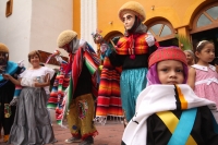 Jueves 16 de agosto del 2012. Tuxtla Gutiérrez, Chiapas Grupos de Parachicos acompañan las enramas y ofrendas que las familias chiapanecas llevan a la Iglesia de San Roque donde esta semana se celebran las fiestas patronales en el centrico barrio de Tuxtl