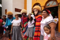 Jueves 16 de agosto del 2012. Tuxtla Gutiérrez, Chiapas Grupos de Parachicos acompañan las enramas y ofrendas que las familias chiapanecas llevan a la Iglesia de San Roque donde esta semana se celebran las fiestas patronales en el centrico barrio de Tuxtl