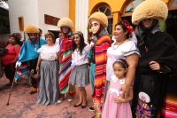 Jueves 16 de agosto del 2012. Tuxtla Gutiérrez, Chiapas Grupos de Parachicos acompañan las enramas y ofrendas que las familias chiapanecas llevan a la Iglesia de San Roque donde esta semana se celebran las fiestas patronales en el centrico barrio de Tuxtl