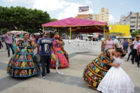 Lunes 2 de agosto del 2017. Tuxtla Gutiérrez. Familiares y amigos de los detenidos de Chiapa de Corzo por los disturbios durante la llegada de EPN se manifiestan con música tradicional en las entradas del edificio la administración estatal.